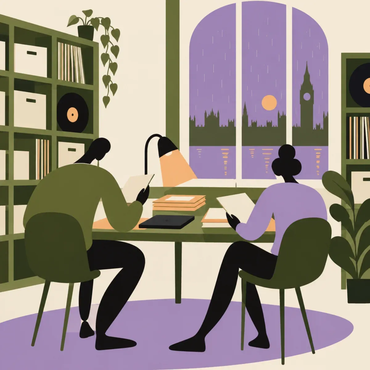 夕暮れの音楽管理会社の事務室。棚に録音資料が並び、奥の机に背を向けた二人が座り、窓から淡い光が差している。